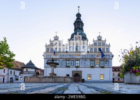 Marktplatz Masarykovo Náměstí mit Rathaus aus der Renaissance in Stříbro in Westböhmen in der Tschechischen Republik Stockfoto