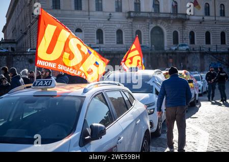 Rom, Rm, Italien. Januar 2024. Taxifahrer protestieren dagegen, dass die Verwaltung der Stadt Rom die Taxipreise nicht aktualisiert, da die Lebenshaltungskosten steigen und die Vorschriften von Fahrern, die ohne Taxischein arbeiten, missachtet werden. (Kreditbild: © Marco Di Gianvito/ZUMA Press Wire) NUR REDAKTIONELLE VERWENDUNG! Nicht für kommerzielle ZWECKE! Stockfoto