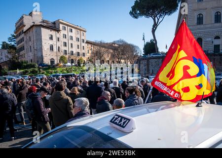 Rom, Rm, Italien. Januar 2024. Taxifahrer protestieren dagegen, dass die Verwaltung der Stadt Rom die Taxipreise nicht aktualisiert, da die Lebenshaltungskosten steigen und die Vorschriften von Fahrern, die ohne Taxischein arbeiten, missachtet werden. (Kreditbild: © Marco Di Gianvito/ZUMA Press Wire) NUR REDAKTIONELLE VERWENDUNG! Nicht für kommerzielle ZWECKE! Stockfoto