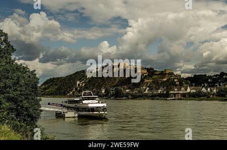 Blick von der Rheinpromenade über den Rhein zur Festung Ehrenbreitstein, Koblenz, Oberes Mittelrheintal, Rheinland-Pfalz, Deutschland Stockfoto