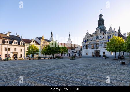 Marktplatz Masarykovo Náměstí mit Rathaus aus der Renaissance in Stříbro in Westböhmen in der Tschechischen Republik Stockfoto