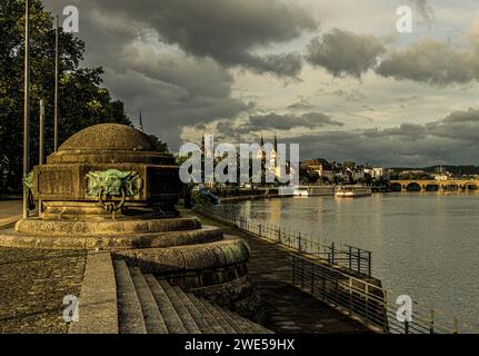 Blick vom Deutschen Eck über die Mosel in die Altstadt von Koblenz mit Liebfrauenkirche, Florinskirche und Balduwinbrücke, Oberes Mittelrheintal Stockfoto