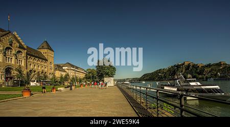Rheinpromenade mit Steg und Blick über den Rhein zur Festung Ehrenbreitstein, Koblenz, Oberes Mittelrheintal, Rheinland-Pfalz, Deutschland Stockfoto