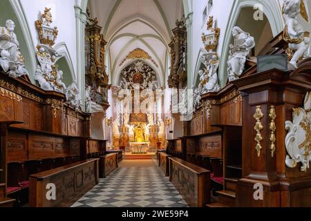 Chorständer und Hauptaltar der Klosterkirche Mariä Himmelfahrt in Žďár nad Sázavou im böhmisch-mährischen Hochland in der Tschechischen Republik Stockfoto