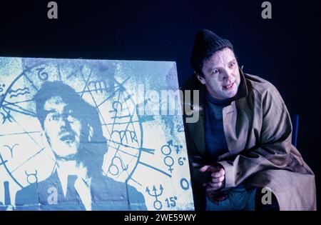 Arthur Davies (Gustavus III) in Einem MASKENBALL an der English National Opera (ENO), London Coliseum, London WC2 14/09/1989 Musik: Giuseppe Verdi Libretto: Antonio Somma Dirigent: Mark Elder Design: David Fielding Beleuchtung: Wolfgang Gobbel Regie: David Alden Stockfoto