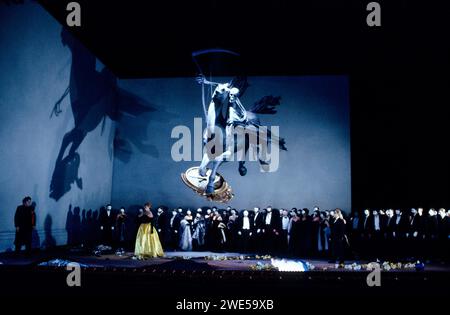 Front, l-r: Arthur Davies (Gustavus III), Janice Cairns (Amelia Anckarstrom), Lesley Garrett (Oscar) in Einem MASKENBALL an der English National Opera (ENO), London Coliseum, London WC2 14/09/1989 Musik: Giuseppe Verdi Libretto: Antonio Somma Dirigent: Mark Elder Design: David Fielding Beleuchtung: Wolfgang Gobbel Regisseur: David Alden Stockfoto