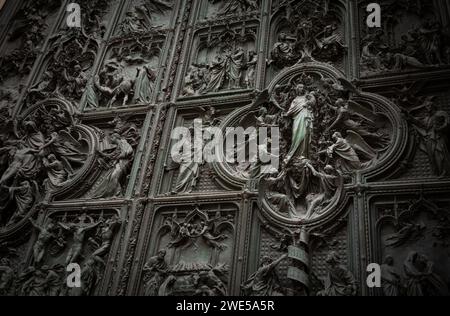 Details aus dem Leben Jesu auf der Porta Maggiore, dem Haupteingang zum Dom von Mailand. Die Tür wurde 1906 von Lodovico Pogliaghi entworfen. Stockfoto