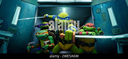 Teenage Mutant Ninja Turtles: Mutant Mayhem (2023) unter der Regie von Raine Allen-Miller mit Micah Abbey, Shamon Brown Jr., Nicolas Cantu und Brady Noon. Die TMNT kehren in dieser stilvollen CGI-Animation zurück und wollten die Herzen der New Yorker gewinnen und als normale Teenager durch heldenhafte Acts akzeptiert werden. Stockfoto