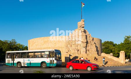 Verkehr vor dem Vaterlanddenkmal (1956) des kolumbianischen Bildhauers Romulo Rozo Pena auf der berühmten Avenue Paseo de Montejo, Merida, Mexiko Stockfoto