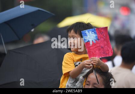 *** KEINE VERKÄUFE AN FRANZÖSISCHE MEDIEN ODER VERLAGE - RECHTE VORBEHALTEN ***10. Oktober 2023 - Taipeh, Taiwan: Taiwanesen feiern ihren Nationalfeiertag, lokal bekannt als „Double Ten“, da er am 10. Oktober stattfindet. Die Feierlichkeiten fanden statt, da das Land unter chinesischem Druck seine faktische Unabhängigkeit bewahren will. Stockfoto