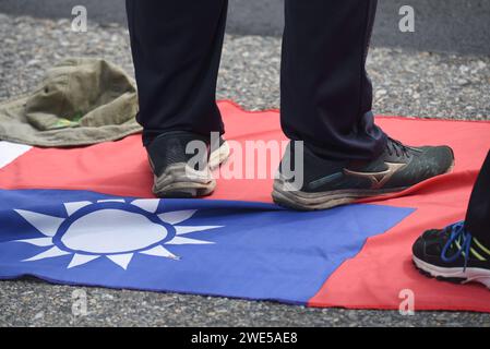 *** KEINE VERKÄUFE AN FRANZÖSISCHE MEDIEN ODER VERLAGE - RECHTE VORBEHALTEN ***10. Oktober 2023 - Taipeh, Taiwan: Eine kleine Gruppe von unabhängigen Taiwans protestiert während des Nationaltages des Landes. Sie hielten die grüne Flagge mit der Insel Taiwan, die einige unabhängige Menschen gerne benutzen würden, um die aktuelle Flagge zu ersetzen. Ein wütender Mann trat auf die taiwanesische Flagge, die einige Aktivisten als Flagge der Kuomintang (KMT), der chinesischen nationalistischen Partei, betrachten. Die Feierlichkeiten fanden statt, da das Land unter chinesischem Druck seine faktische Unabhängigkeit bewahren will. Stockfoto