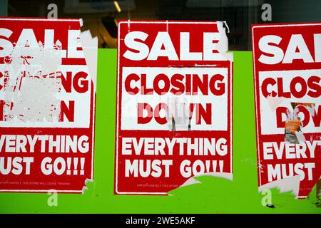 Schließung von Verkaufspostern in einem Schaufenster in Durham im County Durham im Nordosten Englands. Stockfoto