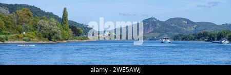 Blick von Unkel über den Rhein ins Siebengebirge mit Drachenfels, Löwenburg und Rolandsbogen, Rheinland-Pfalz, Deutschland Stockfoto