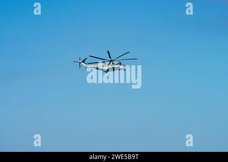 Avalon, KALIFORNIEN, USA - 13. September 2023: Ein Hubschrauber des United States Marine Corps, der in klarem blauem Himmel fliegt. Stockfoto