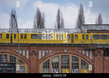Gelbe Straßenbahn in der Nähe der East Side Gallery in Berlin, Deutschland. Stockfoto