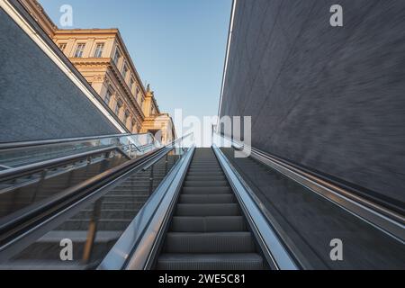 Fahrtreppe in der U-Bahn-Station Museumsinsel in Berlin. Stockfoto