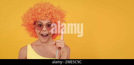 Kind in Sonnenbrille und Badeanzug inspiriert von Idee auf gelbem Hintergrund, Inspiration. Lustiges Teenager-Kind auf einer Party, Poster-Banner-Kopfzeile mit Text Stockfoto