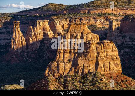 Das Licht der Abenddämmerung erleuchtet die Mononetze im Monument Canyon im Colorado National Monument Stockfoto