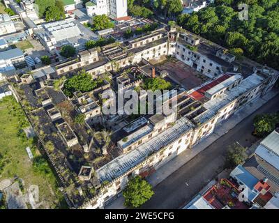 Aus der Vogelperspektive des verlassenen und bewachsenen Caseros-Gefängnisses in Buenos Aires an einem sonnigen Tag Stockfoto