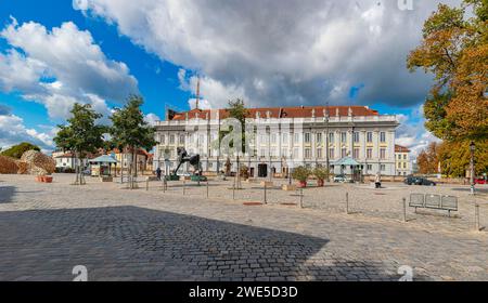 Anscavallo und Brunnen Ansbacchantin vor der Residenz in Ansbach, Bayern, Deutschland Stockfoto