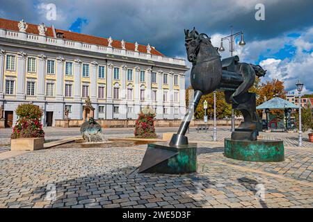 Anscavallo und Brunnen Ansbacchantin vor der Residenz in Ansbach, Bayern, Deutschland Stockfoto