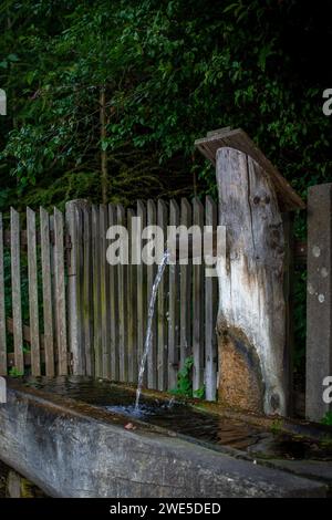Trinkwasserquelle auf den Straßen der Stadt, Trinkbrunnen in den Bergen Stockfoto