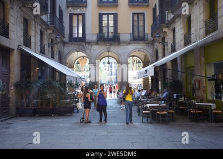 Blick auf Touristen gehen und sitzen im Placa Reial in Barcelona, Spanien Stockfoto