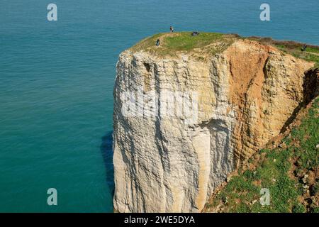 Mehrere Menschen stehen auf einer Kreidefelse über dem Meer, Etretat, GR 21, Côte d´Albatre, Alabasterküste, Atlantikküste, Normandie, Frankreich Stockfoto