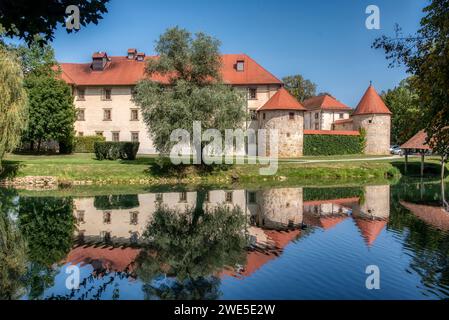 Wunderschönes romantisches Schloss auf der mittelalterlichen Insel Grad Otocec im Fluss Krka, Slowenien Stockfoto