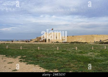 Sagres, Portugal - 29. Dezember 2023. Cabo de Sao Vicente, Ruinen der Festung San Antonio de Beliche, die einst zum Schutz der strategisch wichtigen Stockfoto