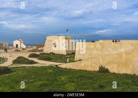 Sagres, Portugal - 29. Dezember 2023. Cabo de Sao Vicente, Ruinen der Festung San Antonio de Beliche, die einst zum Schutz der strategisch wichtigen Stockfoto