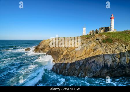 Leuchtturm Saint-Mathieu und Ruinen der Abbaye Saint-Mathieu, Plougonvelin, Finistère, Bretagne, Frankreich Stockfoto