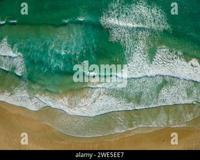 Wellen laufen auf den Sandstrand Plage de Pen hat, Camaret-sur-Mer, GR 34, Zöllnerweg, Sentier Côtier, Halbinsel Crozon, Atlantikküste, Bretagne, Franc Stockfoto