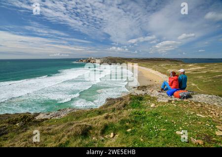 Mann und Frau Wandern auf Felsen und Blick auf Plage de Pen hat Strand, Camaret-sur-Mer, GR 34, Zöllnerweg, Sentier Côtier, Halbinsel Crozon, ATL Stockfoto