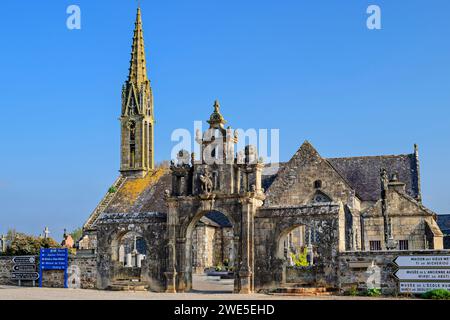 Triumphbogen und Kirche Eglise Saint-Pierre et Saint-Paul, Argol, Halbinsel Crozon, Bretagne, Frankreich Stockfoto