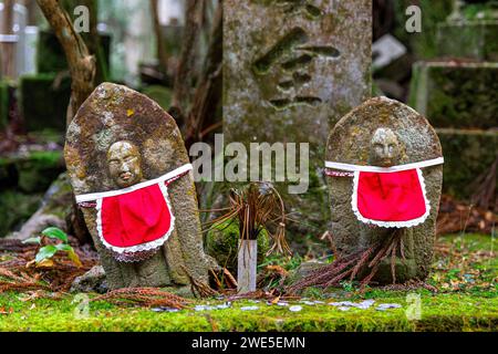 Steindenkmalstatuen auf dem Okunoin Koyasan Friedhof Stockfoto