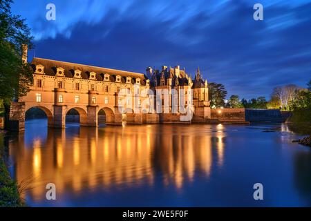 Beleuchtete Château de Chenonceau mit dem Fluss Cher, Schlösser der Loire, Loire-Tal, UNESCO-Weltkulturerbe Loire-Tal, Frankreich Stockfoto