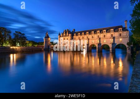 Beleuchtete Château de Chenonceau mit dem Fluss Cher, Schlösser der Loire, Loire-Tal, UNESCO-Weltkulturerbe Loire-Tal, Frankreich Stockfoto