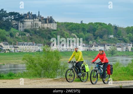 Mann und Frau Radfahren mit Château de Chaumont im Hintergrund, Loire-Radweg, Loire-Schlösser, Loire-Tal, UNESCO-Weltkulturerbe Loire-Tal, F Stockfoto