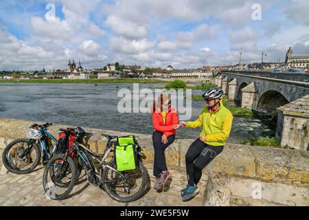 Mann und Frau Radfahren auf dem Loire-Radweg machen eine Pause, Loire und Blois im Hintergrund, Blois, Loire-Schlösser, Loire-Tal, UNESCO World Heri Stockfoto