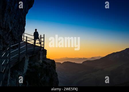 Wanderweg zum Aescher-Wildkirchli, Sonnenaufgang, unterhalb der Ebenalp, Weissbad, Alpstein, Kanton Appenzell Innerrhoden, Schweiz Stockfoto