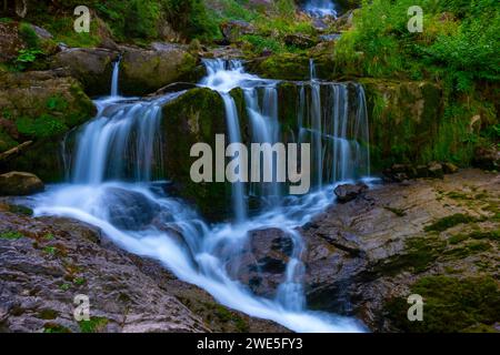 Der Giessbacher Wasserfall auf der Bergseite in Langzeitbelichtung in Brienz, Kanton Bern, Schweiz. Stockfoto