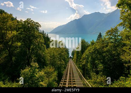 Die älteste Seilbahn der Schweiz mit Blick über den Brienzersee mit Berg in Giessbach in Brienz, Kanton Bern, Schweiz. Stockfoto