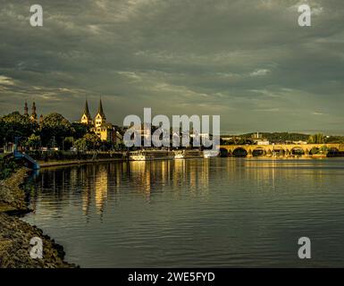 Blick vom Deutschen Eck über die Mosel zur Altstadt und Balduinbrücke im Morgenlicht, Koblenz, Oberes Mittelrheintal, Rheinland-Pfalz Stockfoto