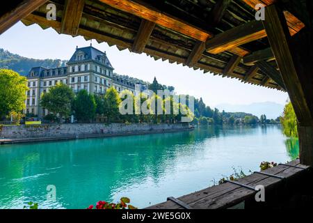 Wunderschöner Blick über das Thunerhof Hotel von der Brücke obere Schleuse in der Stadt Thun an einem sonnigen Sommertag, Berner Oberland, Kanton Bern, Schweiz. Stockfoto