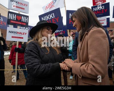 Bedford, New Hampshire, USA. Januar 2024. Der republikanische Präsidentschaftskandidat NIKKI HALEY begrüßt die Unterstützerin MICHELLE DRISCOLL. (Credit Image: © Sue Dorfman/ZUMA Press Wire) NUR REDAKTIONELLE VERWENDUNG! Nicht für kommerzielle ZWECKE! Stockfoto