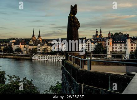 Statue des Kurfürsten Balduin auf der Balduinbrücke (14. Jahrhundert), im Hintergrund die Altstadt an der Mosel mit Florinskirche, Liebfrauenkirche und Stockfoto