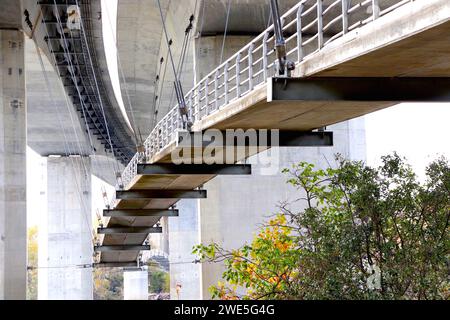 Fußgängerbrücke unter der Robert E. Lee Memorial Bridge in Richmond City in Virginia Stockfoto