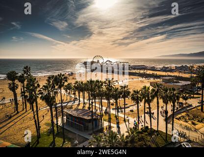 Ein Blick aus der Vogelperspektive auf den Santa Monica Pier. Stockfoto