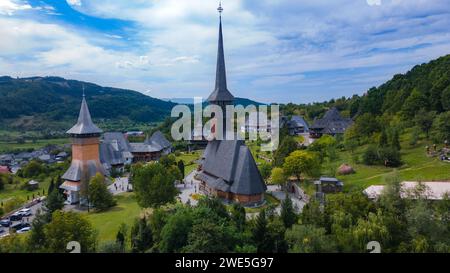 Luftaufnahmen des Klosters Barsana in Maramures County, Rumänien. Die Landschaftsfotografie wurde von einer Drohne in einer niedrigeren Höhe aufgenommen Stockfoto